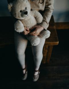 trauriges Kind mit Teddybär