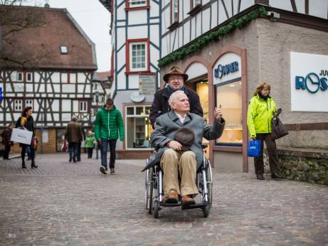 HospizbegleiterInnen schenken Schwerkranken und sterbenden Menschen Zeit und Zuwendung.