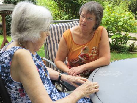 Ehrenamtliche TrauerbegleiterInnen führen weitestgehend selbstständig offene Treffen und Einzelbegleitungen durch.