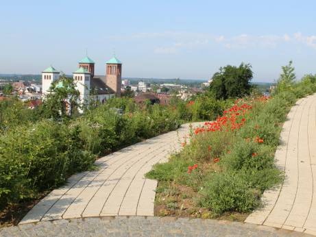 Im Hospizgarten mit rollstuhlgerechten Wegen genießen Gäste und Angehörige die Natur und die umgebende Landschaft.